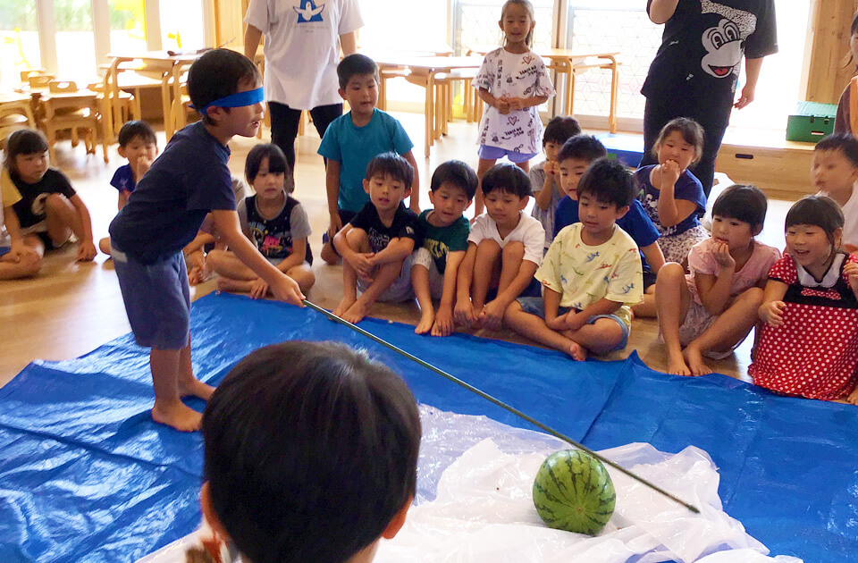 2023年8月 SuruSu祝昌こども園 スイカ割りの様子