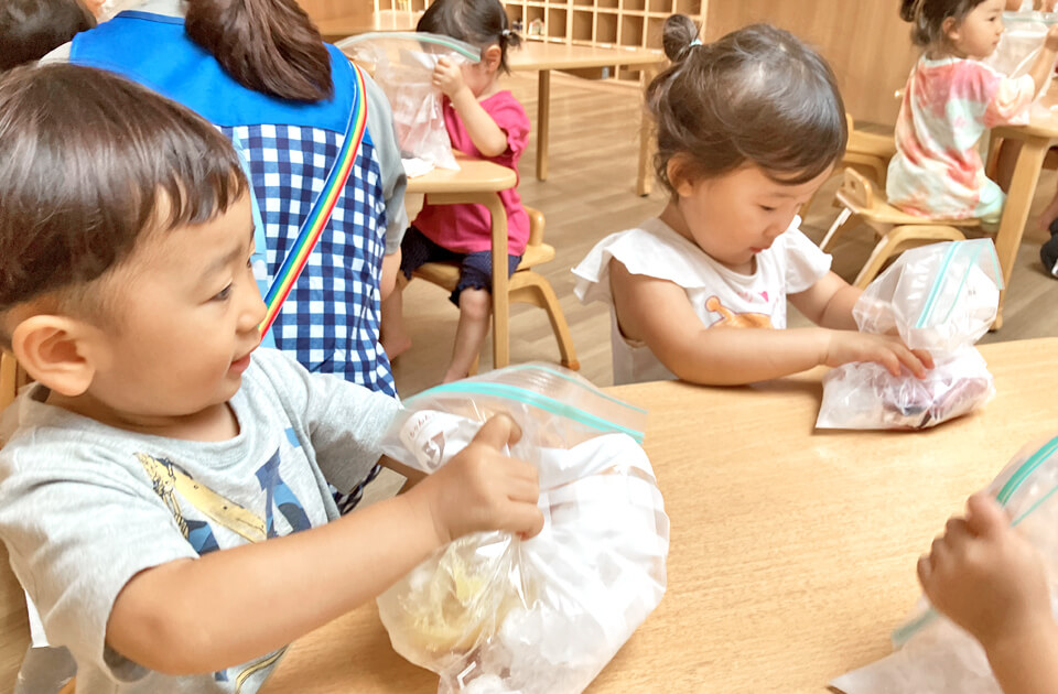 2025年8月 SuruSuスルス上陽こども園 室内で氷遊びの様子