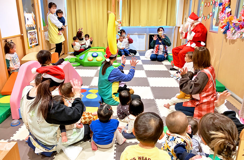 2025年12月 SuruSuスルス上陽こども園 サンタさんの様子