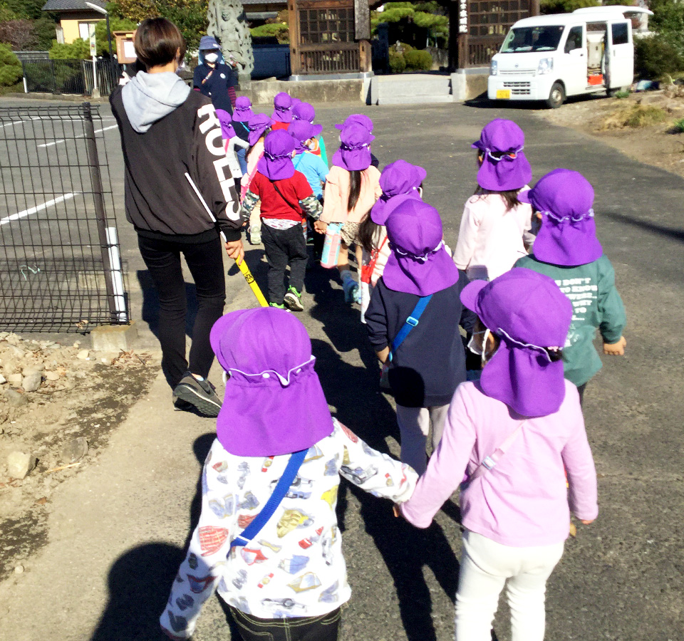 SuruSu祝昌こども園 近所にお散歩に行きます。どんな発見があるかな？