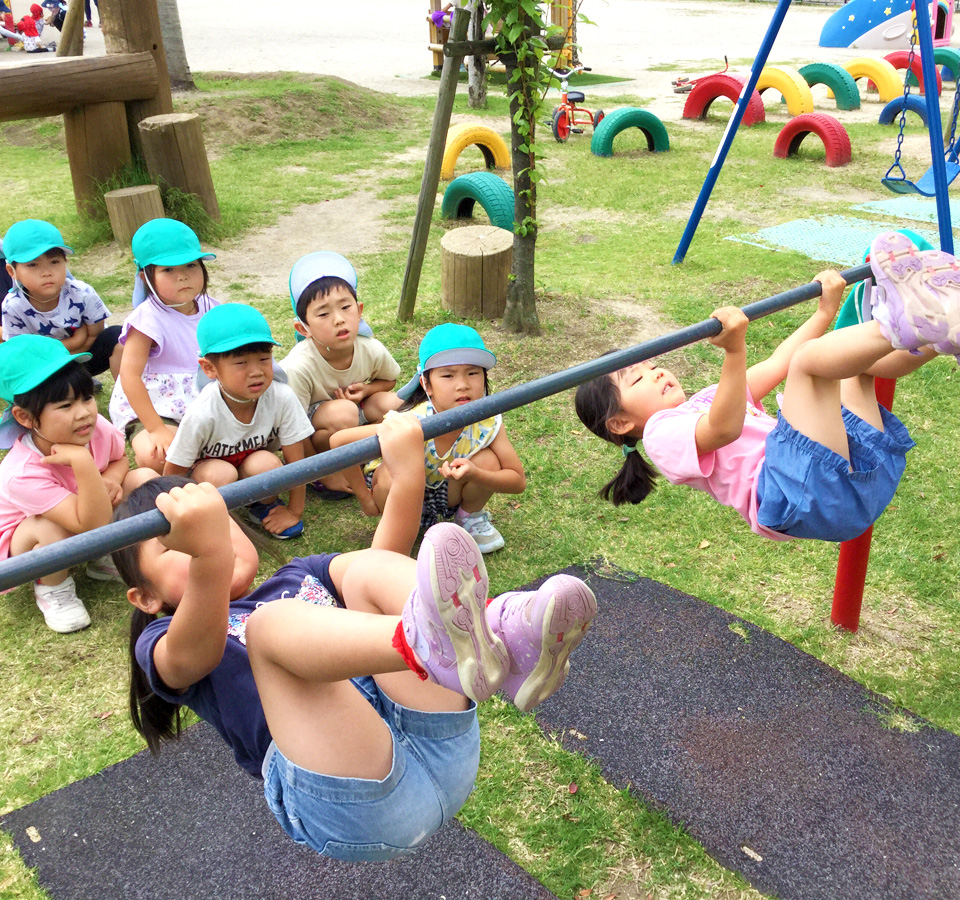 SuruSu祝昌こども園 鉄棒で様々な技にチャレンジ！