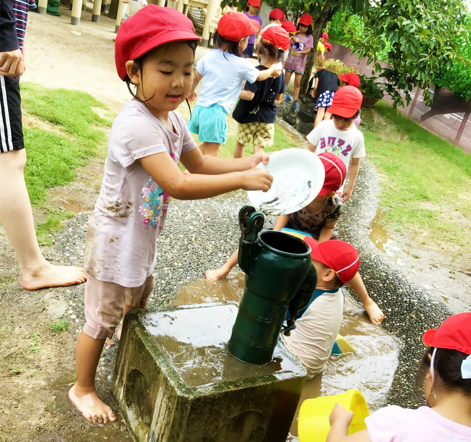 SuruSu祝昌こども園 園庭の小川で水遊び