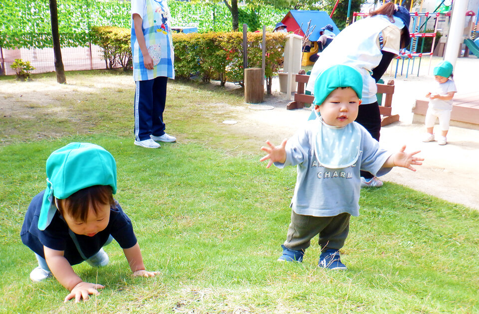 SuruSu祝昌こども園 園庭の芝山は赤ちゃんにも大人気‼