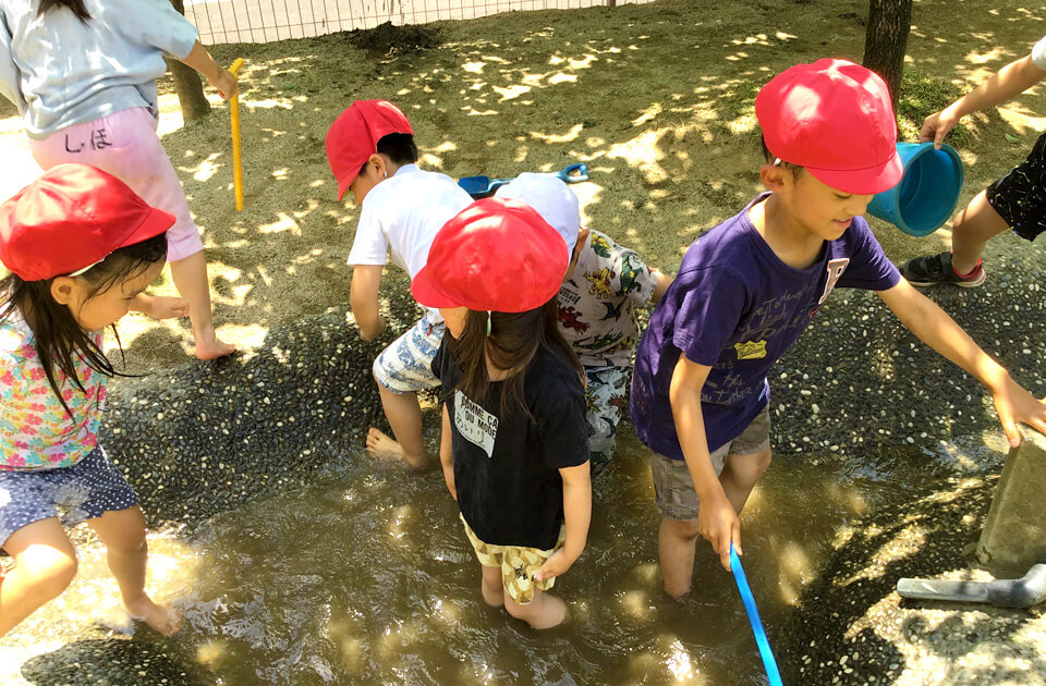 2023年5月 SuruSu祝昌こども園 泥んこ遊びの様子