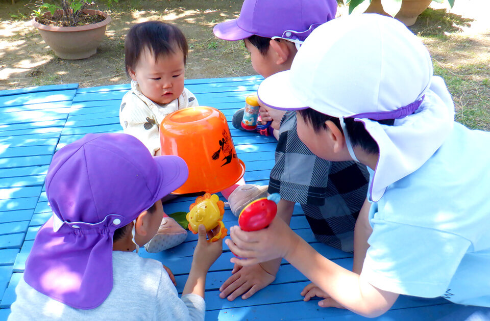 2023年5月 SuruSu祝昌こども園 こいのぼりあげの様子