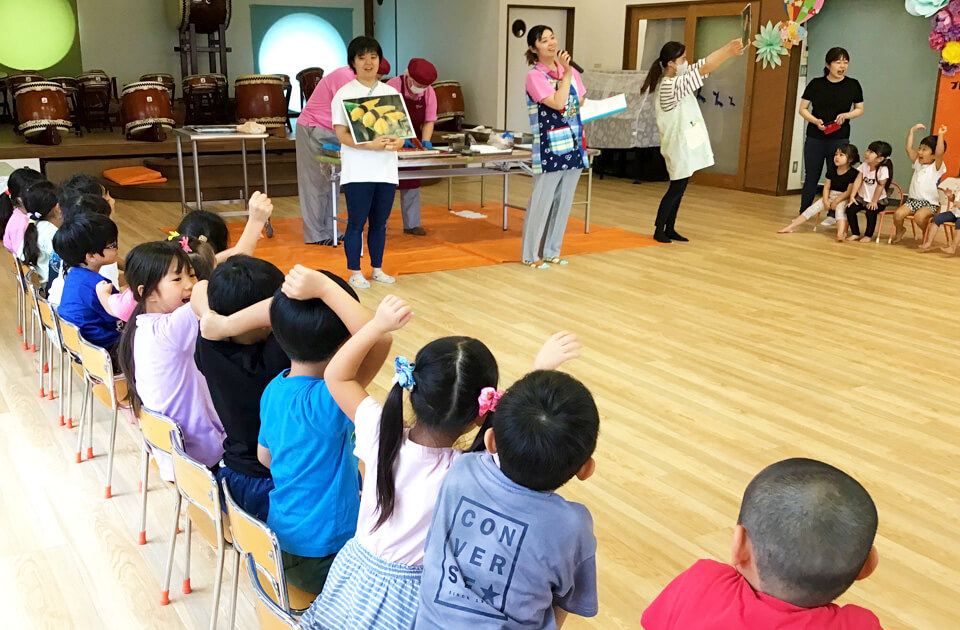 2023年9月 SuruSu祝昌こども園 鮭の食育の様子