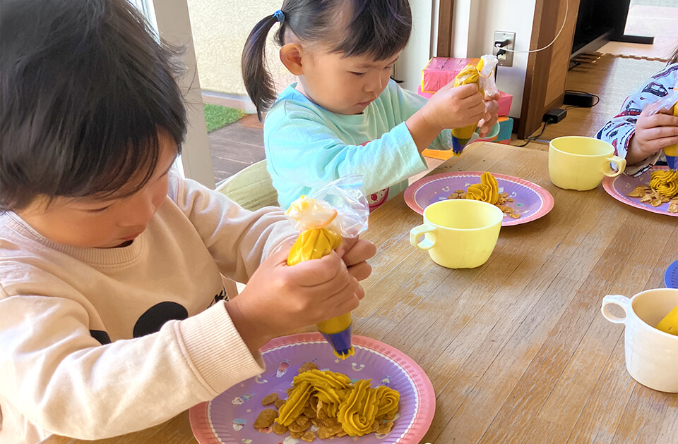 2025年10月 SuruSu祝昌こども園 秋のスイーツ作りの様子